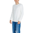 White Organic Cotton SweaterThe Calvin Klein Jeans SOFT UTILITY RAGLAN J30J325672 men’s sweater is the perfect choice for those seeking both style and comfort. Crafted from 100% organic cotton, this sweater offers a soft touch on the skin and eco-friendly