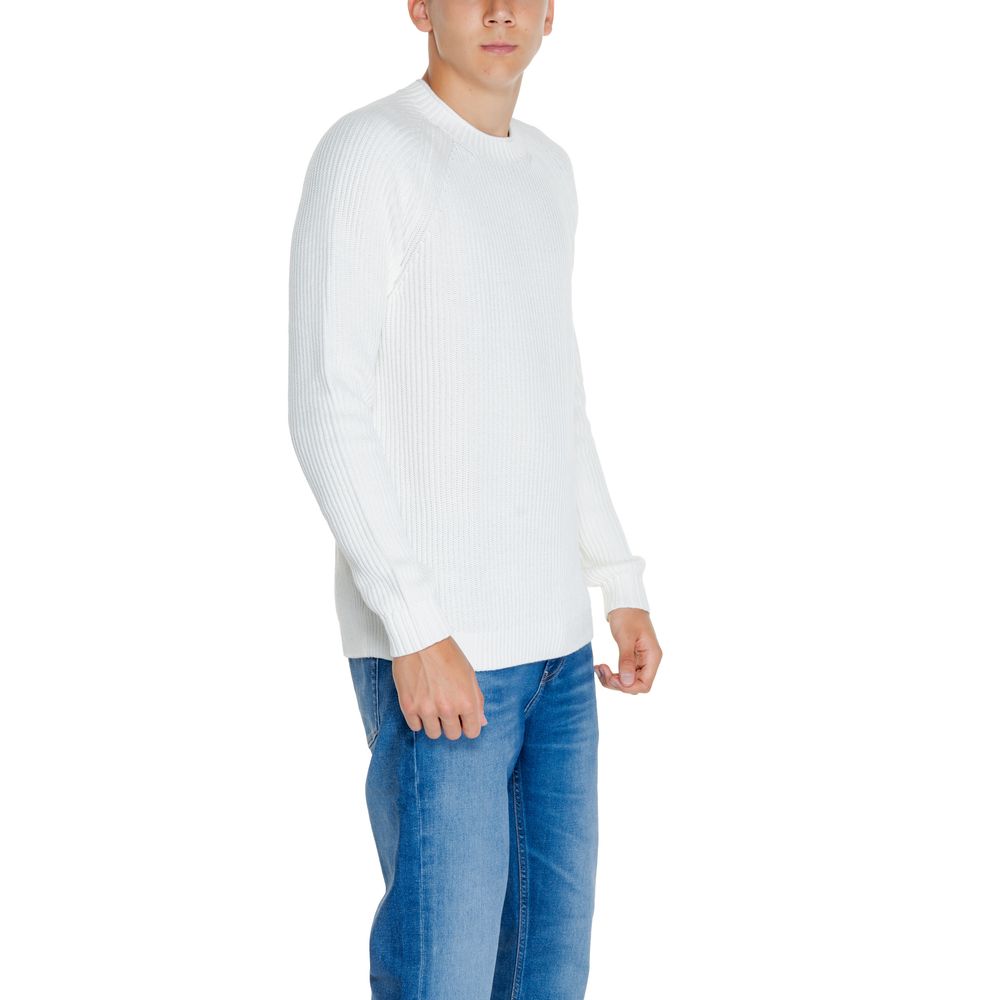 White Organic Cotton SweaterThe Calvin Klein Jeans SOFT UTILITY RAGLAN J30J325672 men’s sweater is the perfect choice for those seeking both style and comfort. Crafted from 100% organic cotton, this sweater offers a soft touch on the skin and eco-friendly