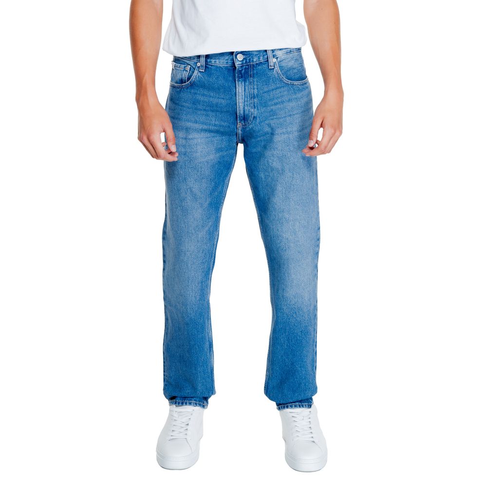 Light Blue Cotton Relaxed Fit JeansThe Calvin Klein Jeans AUTHENTIC STRAIGHT J30J325726 men’s regular/loose jeans offer a perfect blend of contemporary style and timeless comfort. Featuring a straight, slightly loose fit, these jeans enhance your silhouet