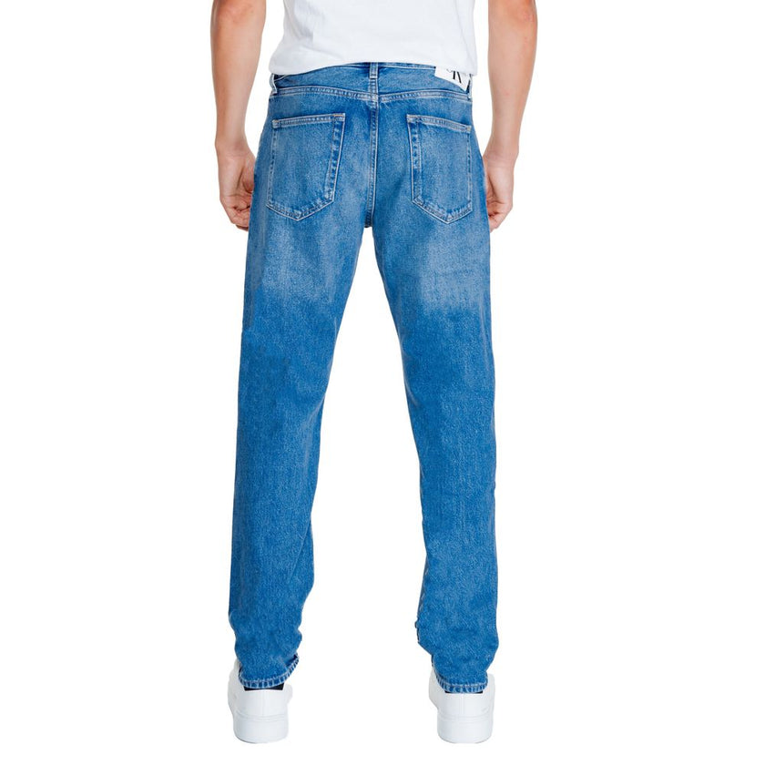 Light Blue Cotton Relaxed Fit JeansThe Calvin Klein Jeans AUTHENTIC STRAIGHT J30J325726 men’s regular/loose jeans offer a perfect blend of contemporary style and timeless comfort. Featuring a straight, slightly loose fit, these jeans enhance your silhouet