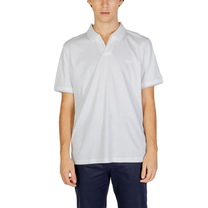 White Cotton Polo ShirtThe Calvin Klein Jeans SMOOTH COTTON OPEN K10K113072 men’s short-sleeved polo is crafted from 100% pure cotton, offering a fresh and comfortable feel all day long. Its clean, modern design features an open collar without buttons and