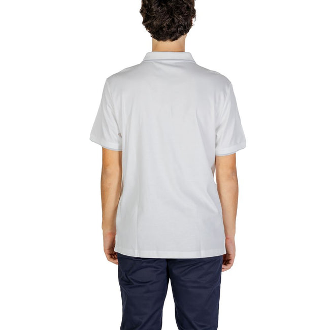 White Cotton Polo ShirtThe Calvin Klein Jeans SMOOTH COTTON OPEN K10K113072 men’s short-sleeved polo is crafted from 100% pure cotton, offering a fresh and comfortable feel all day long. Its clean, modern design features an open collar without buttons and