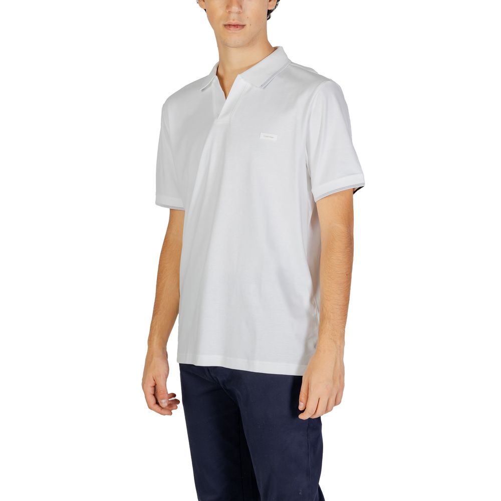 White Cotton Polo ShirtThe Calvin Klein Jeans SMOOTH COTTON OPEN K10K113072 men’s short-sleeved polo is crafted from 100% pure cotton, offering a fresh and comfortable feel all day long. Its clean, modern design features an open collar without buttons and
