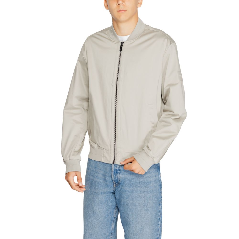 Gray Organic Cotton Jackets & CoatDiscover the SATEEN STRETCH HERO jacket by Calvin Klein, an essential piece for every man’s wardrobe. Made from a blend of 52% organic cotton, 45% Better Cotton Initiative, and 3% elastane/lycra, this jacket offers a comf