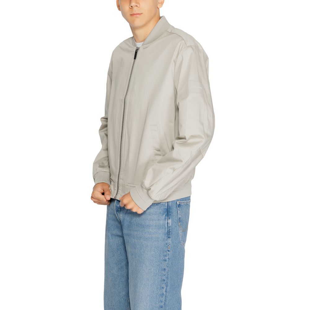 Gray Organic Cotton Jackets & CoatDiscover the SATEEN STRETCH HERO jacket by Calvin Klein, an essential piece for every man’s wardrobe. Made from a blend of 52% organic cotton, 45% Better Cotton Initiative, and 3% elastane/lycra, this jacket offers a comf