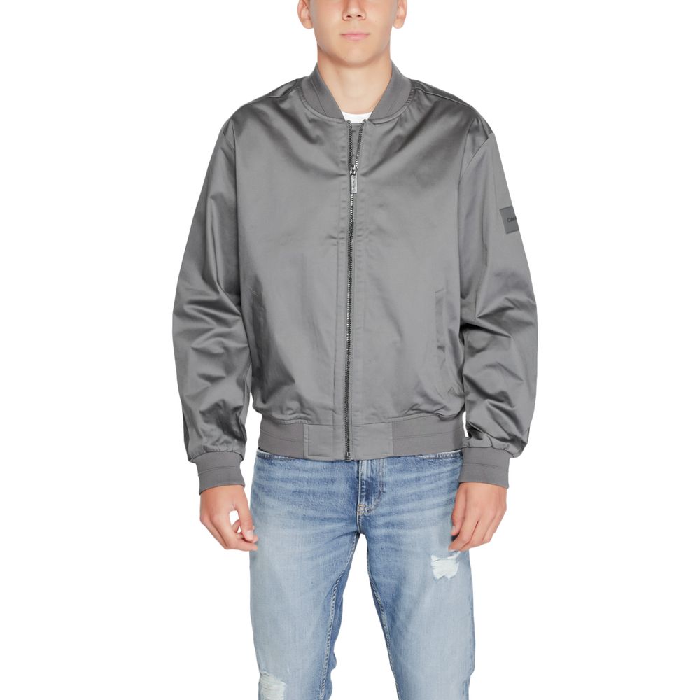 Gray Organic Cotton Jackets & CoatDiscover the SATEEN STRETCH HERO jacket by Calvin Klein, an essential piece for every man’s wardrobe. Made from a blend of 52% organic cotton, 45% Better Cotton Initiative, and 3% elastane/lycra, this jacket offers a comf