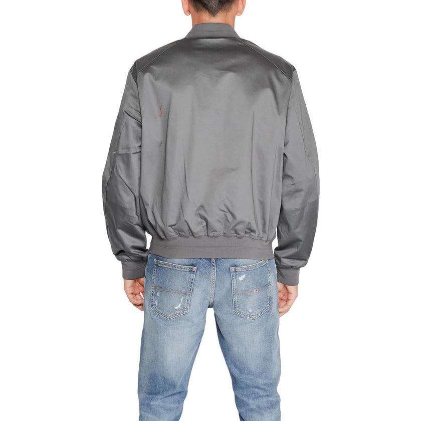 Gray Organic Cotton Jackets & CoatDiscover the SATEEN STRETCH HERO jacket by Calvin Klein, an essential piece for every man’s wardrobe. Made from a blend of 52% organic cotton, 45% Better Cotton Initiative, and 3% elastane/lycra, this jacket offers a comf
