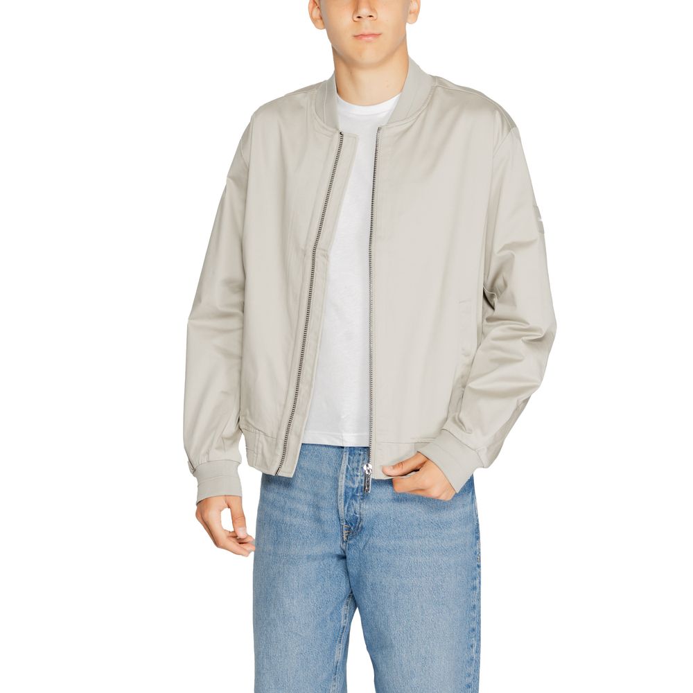 Gray Organic Cotton Jackets & CoatDiscover the SATEEN STRETCH HERO jacket by Calvin Klein, an essential piece for every man’s wardrobe. Made from a blend of 52% organic cotton, 45% Better Cotton Initiative, and 3% elastane/lycra, this jacket offers a comf