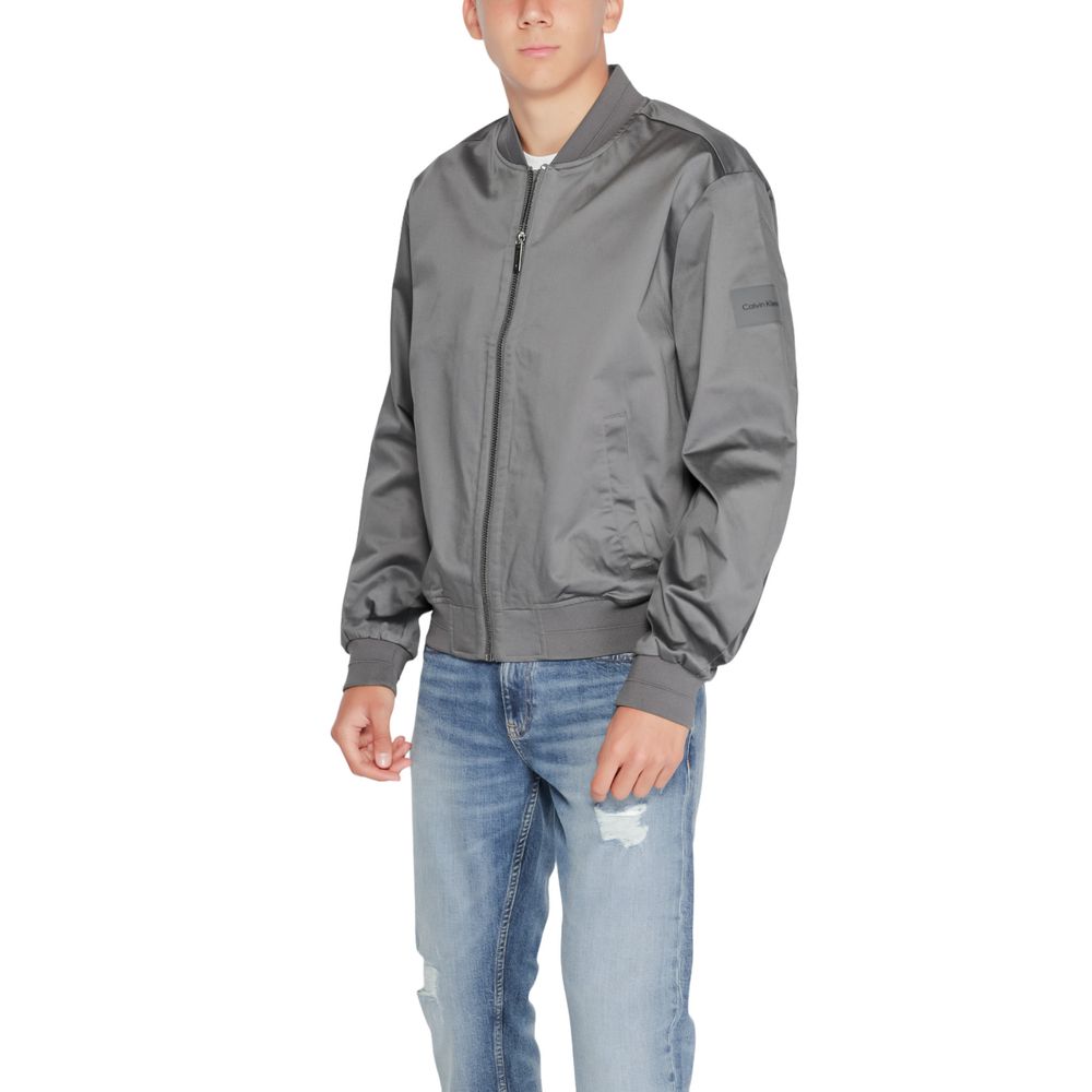 Gray Organic Cotton Jackets & CoatDiscover the SATEEN STRETCH HERO jacket by Calvin Klein, an essential piece for every man’s wardrobe. Made from a blend of 52% organic cotton, 45% Better Cotton Initiative, and 3% elastane/lycra, this jacket offers a comf