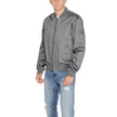 Gray Organic Cotton Jackets & CoatDiscover the SATEEN STRETCH HERO jacket by Calvin Klein, an essential piece for every man’s wardrobe. Made from a blend of 52% organic cotton, 45% Better Cotton Initiative, and 3% elastane/lycra, this jacket offers a comf