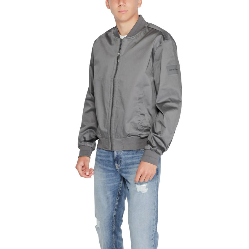 Gray Organic Cotton Jackets & CoatDiscover the SATEEN STRETCH HERO jacket by Calvin Klein, an essential piece for every man’s wardrobe. Made from a blend of 52% organic cotton, 45% Better Cotton Initiative, and 3% elastane/lycra, this jacket offers a comf