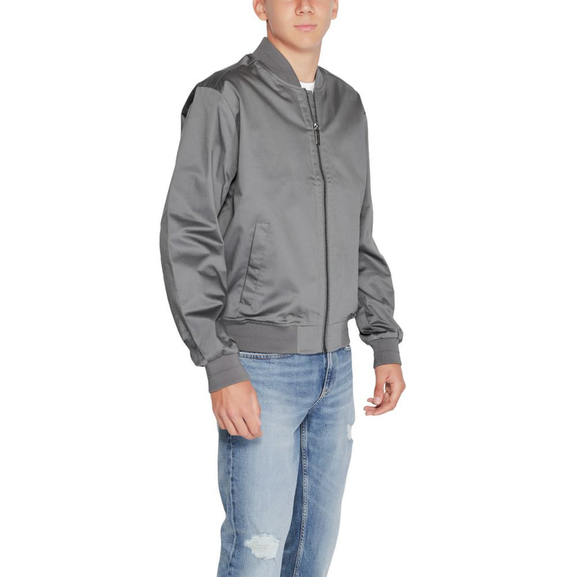 Gray Organic Cotton Jackets & CoatDiscover the SATEEN STRETCH HERO jacket by Calvin Klein, an essential piece for every man’s wardrobe. Made from a blend of 52% organic cotton, 45% Better Cotton Initiative, and 3% elastane/lycra, this jacket offers a comf