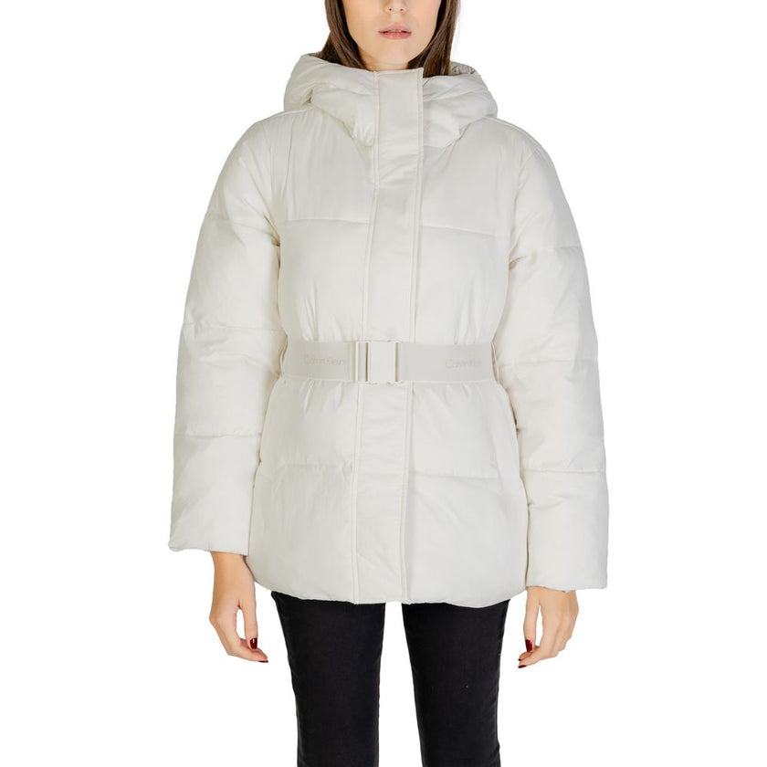 Cream Nylon Jackets & CoatThe Calvin Klein Jeans LOGO BELT SHORT PUFFER J20J224107 women’s down jacket perfectly combines contemporary style and functionality. Made from a blend of 52% nylon and 48% polyamide, this jacket offers optimal protection against
