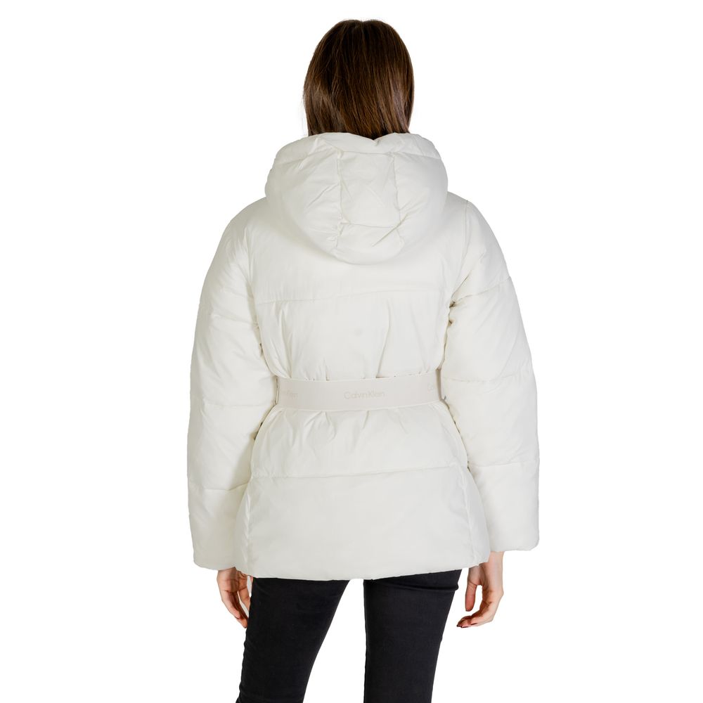 Cream Nylon Jackets & CoatThe Calvin Klein Jeans LOGO BELT SHORT PUFFER J20J224107 women’s down jacket perfectly combines contemporary style and functionality. Made from a blend of 52% nylon and 48% polyamide, this jacket offers optimal protection against