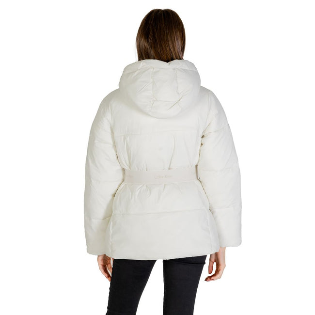 Cream Nylon Jackets & CoatThe Calvin Klein Jeans LOGO BELT SHORT PUFFER J20J224107 women’s down jacket perfectly combines contemporary style and functionality. Made from a blend of 52% nylon and 48% polyamide, this jacket offers optimal protection against