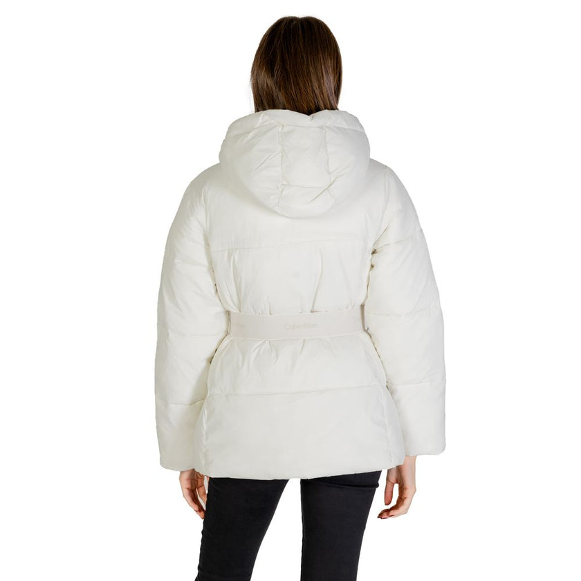 Cream Nylon Jackets & CoatThe Calvin Klein Jeans LOGO BELT SHORT PUFFER J20J224107 women’s down jacket perfectly combines contemporary style and functionality. Made from a blend of 52% nylon and 48% polyamide, this jacket offers optimal protection against