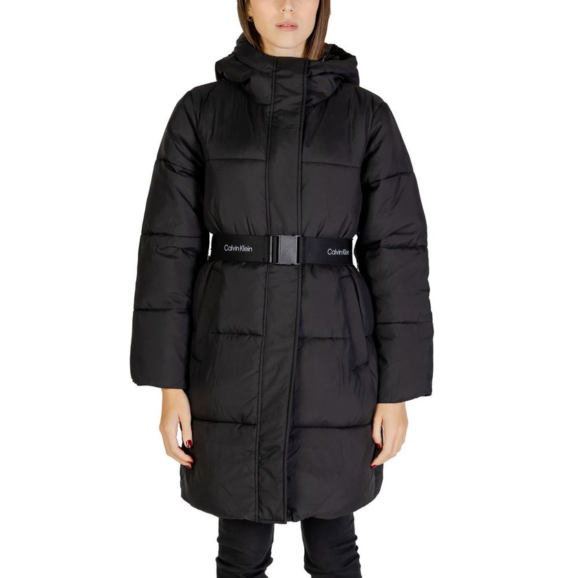 Black Nylon Jackets & CoatThe Calvin Klein Jeans LOGO BELT LONG PUFFER J20J224122 women’s long puffer coat is the perfect choice for those seeking style and protection on colder days. Made with a blend of 52% nylon and 48% polyamide, this jacket is lightw