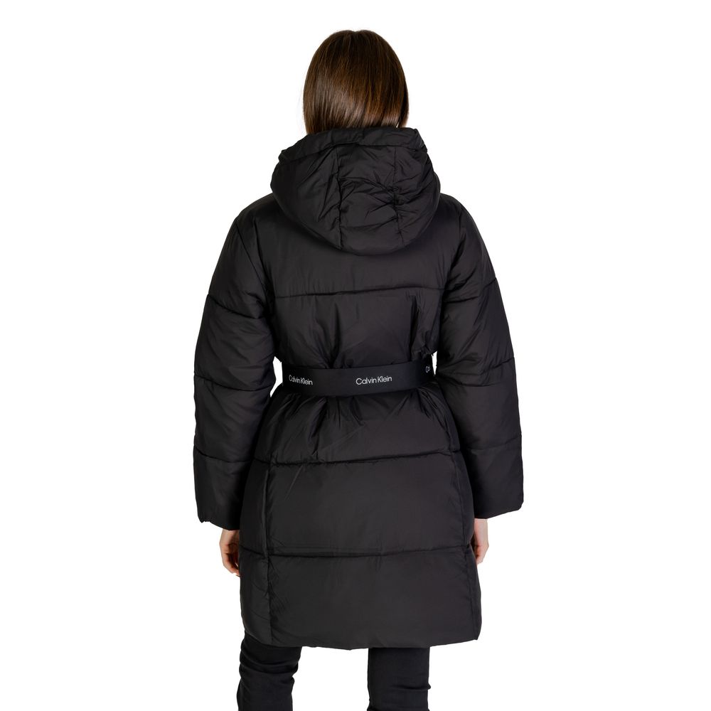 Black Nylon Jackets & CoatThe Calvin Klein Jeans LOGO BELT LONG PUFFER J20J224122 women’s long puffer coat is the perfect choice for those seeking style and protection on colder days. Made with a blend of 52% nylon and 48% polyamide, this jacket is lightw