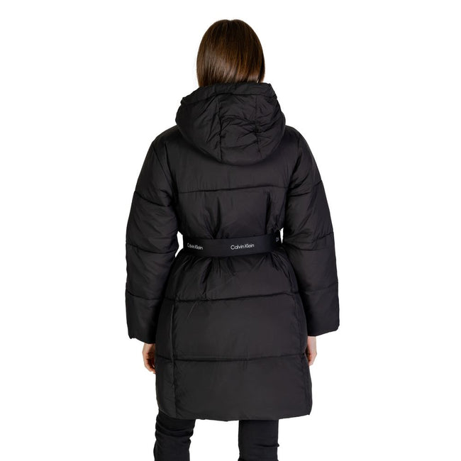 Black Nylon Jackets & CoatThe Calvin Klein Jeans LOGO BELT LONG PUFFER J20J224122 women’s long puffer coat is the perfect choice for those seeking style and protection on colder days. Made with a blend of 52% nylon and 48% polyamide, this jacket is lightw