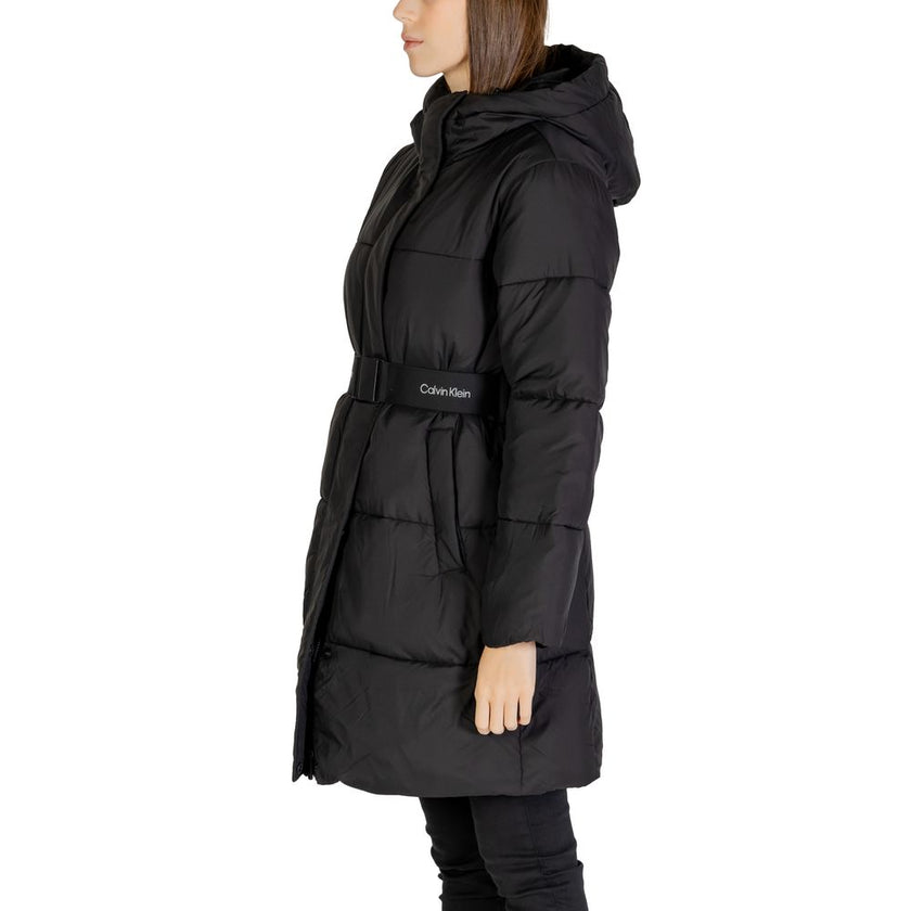Black Nylon Jackets & CoatThe Calvin Klein Jeans LOGO BELT LONG PUFFER J20J224122 women’s long puffer coat is the perfect choice for those seeking style and protection on colder days. Made with a blend of 52% nylon and 48% polyamide, this jacket is lightw