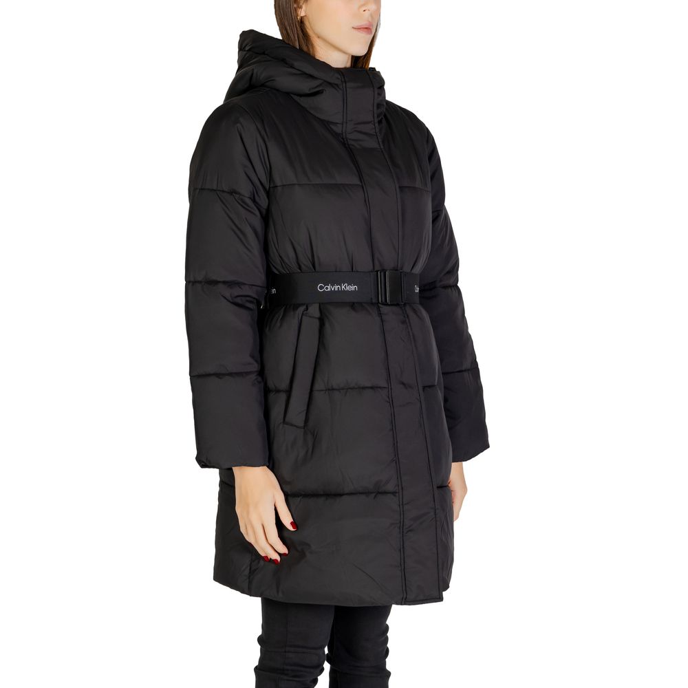 Black Nylon Jackets & CoatThe Calvin Klein Jeans LOGO BELT LONG PUFFER J20J224122 women’s long puffer coat is the perfect choice for those seeking style and protection on colder days. Made with a blend of 52% nylon and 48% polyamide, this jacket is lightw