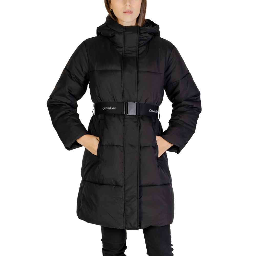 Black Nylon Jackets & CoatThe Calvin Klein Jeans LOGO BELT LONG PUFFER J20J224122 women’s long puffer coat is the perfect choice for those seeking style and protection on colder days. Made with a blend of 52% nylon and 48% polyamide, this jacket is lightw
