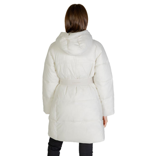 Cream Nylon Jackets & CoatThe Calvin Klein Jeans LOGO BELT LONG PUFFER J20J224122 women’s long puffer coat is the perfect choice for those seeking style and protection on colder days. Made with a blend of 52% nylon and 48% polyamide, this jacket is lightw