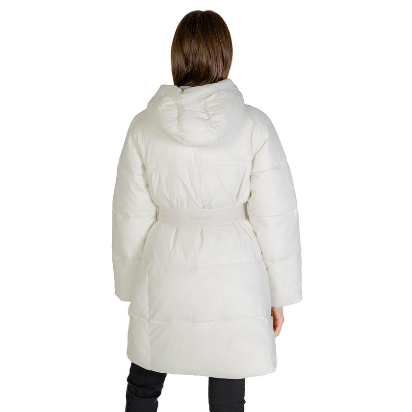 Cream Nylon Jackets & CoatThe Calvin Klein Jeans LOGO BELT LONG PUFFER J20J224122 women’s long puffer coat is the perfect choice for those seeking style and protection on colder days. Made with a blend of 52% nylon and 48% polyamide, this jacket is lightw