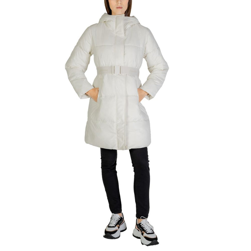 Cream Nylon Jackets & CoatThe Calvin Klein Jeans LOGO BELT LONG PUFFER J20J224122 women’s long puffer coat is the perfect choice for those seeking style and protection on colder days. Made with a blend of 52% nylon and 48% polyamide, this jacket is lightw