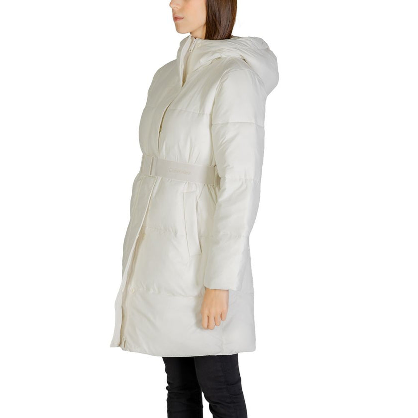 Cream Nylon Jackets & CoatThe Calvin Klein Jeans LOGO BELT LONG PUFFER J20J224122 women’s long puffer coat is the perfect choice for those seeking style and protection on colder days. Made with a blend of 52% nylon and 48% polyamide, this jacket is lightw