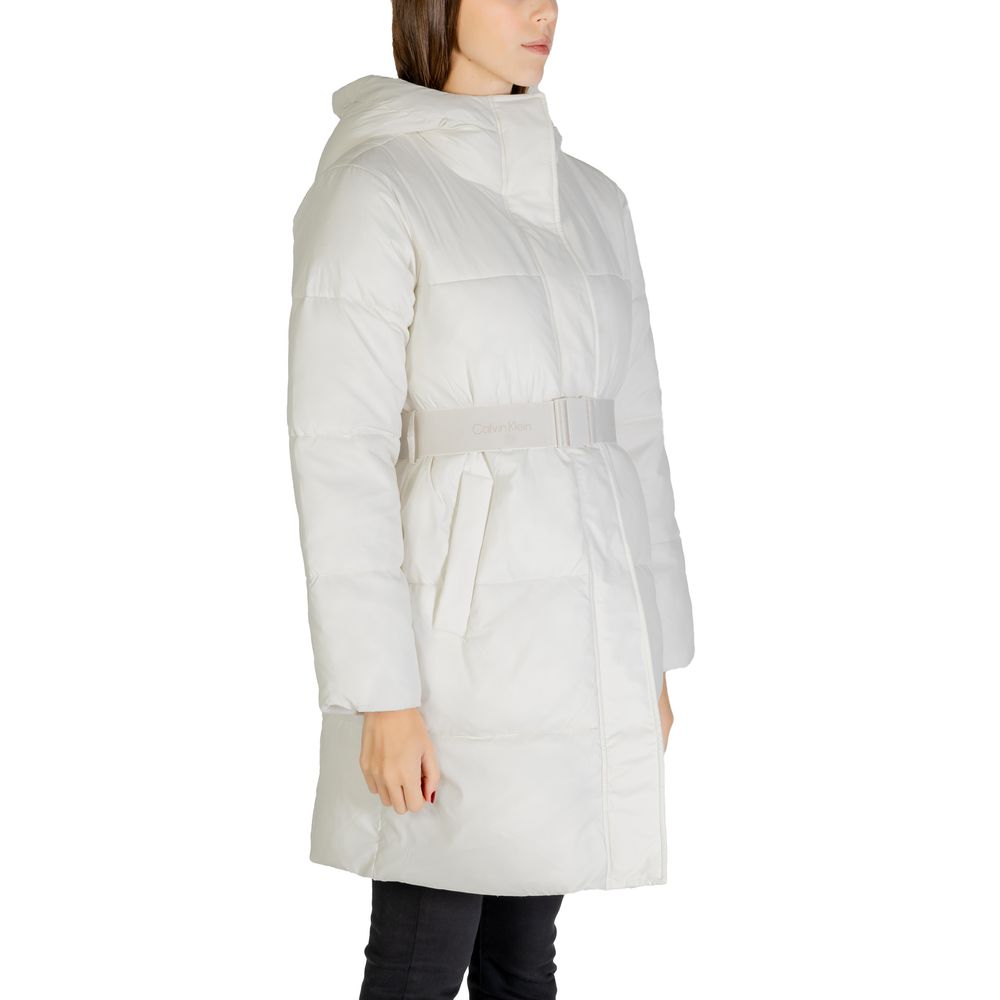 Cream Nylon Jackets & CoatThe Calvin Klein Jeans LOGO BELT LONG PUFFER J20J224122 women’s long puffer coat is the perfect choice for those seeking style and protection on colder days. Made with a blend of 52% nylon and 48% polyamide, this jacket is lightw
