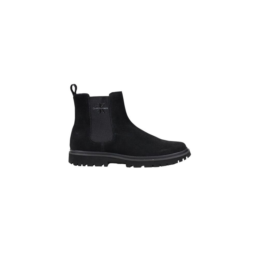 Black Suede Leather BootThe Calvin Klein Jeans EVA BOOT MID CHELSEA YM0YM01080 men’s boots are crafted from 100% premium suede leather, combining elegance and durability. The Chelsea design features practical side elastic inserts and a rear pull tab for e