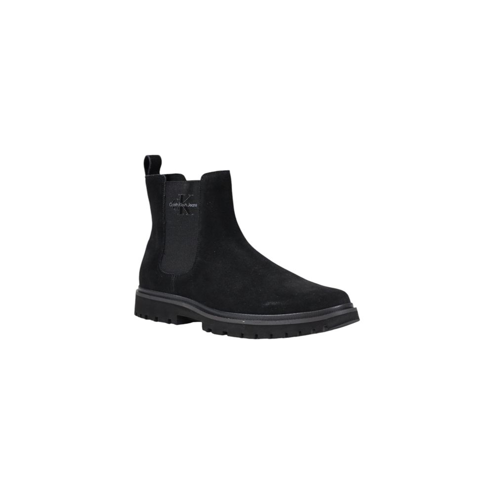 Black Suede Leather BootThe Calvin Klein Jeans EVA BOOT MID CHELSEA YM0YM01080 men’s boots are crafted from 100% premium suede leather, combining elegance and durability. The Chelsea design features practical side elastic inserts and a rear pull tab for e