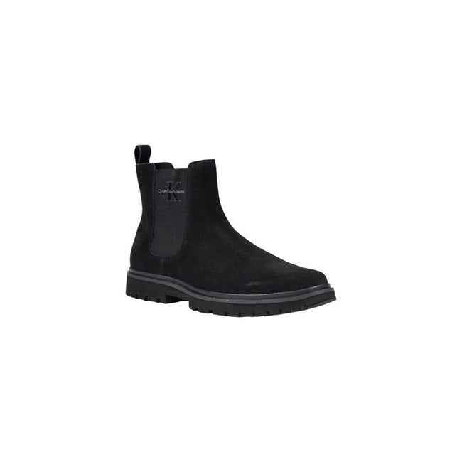 Black Suede Leather BootThe Calvin Klein Jeans EVA BOOT MID CHELSEA YM0YM01080 men’s boots are crafted from 100% premium suede leather, combining elegance and durability. The Chelsea design features practical side elastic inserts and a rear pull tab for e