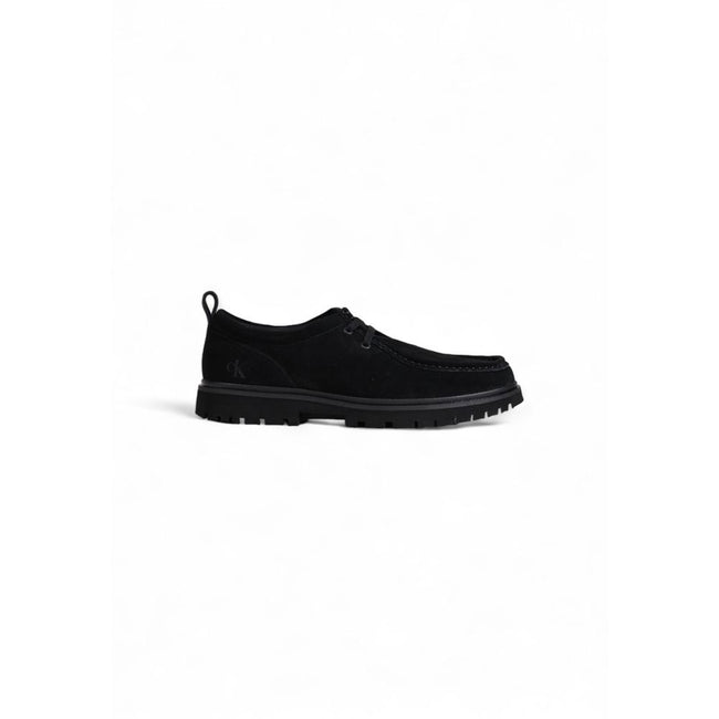 Black Suede Leather Oxfords And DerbyThe Calvin Klein Jeans HYBRID APRON LACEUP YM0YM01183 men’s lace-up shoes combine contemporary style with everyday comfort. Crafted from premium 100% suede, these shoes feature a refined upper with visible stitching an