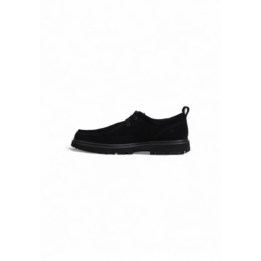 Black Suede Leather Oxfords And DerbyThe Calvin Klein Jeans HYBRID APRON LACEUP YM0YM01183 men’s lace-up shoes combine contemporary style with everyday comfort. Crafted from premium 100% suede, these shoes feature a refined upper with visible stitching an