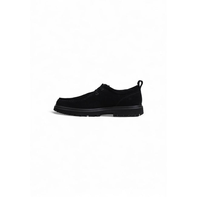 Black Suede Leather Oxfords And DerbyThe Calvin Klein Jeans HYBRID APRON LACEUP YM0YM01183 men’s lace-up shoes combine contemporary style with everyday comfort. Crafted from premium 100% suede, these shoes feature a refined upper with visible stitching an