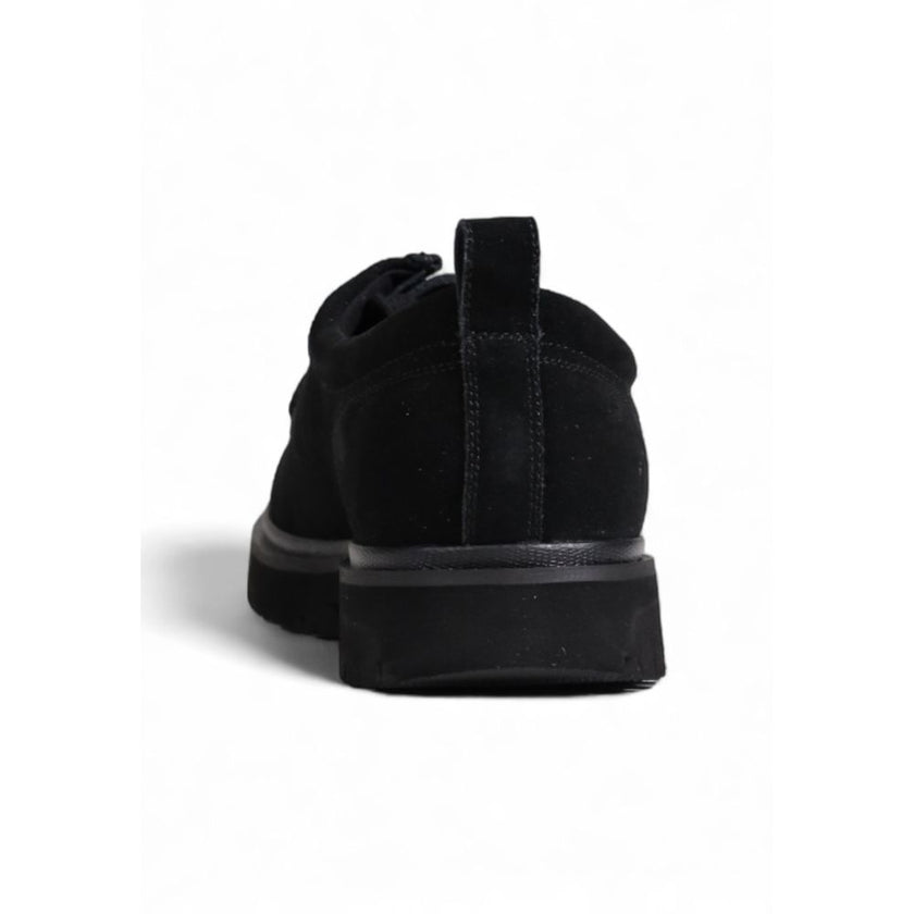 Black Suede Leather Oxfords And DerbyThe Calvin Klein Jeans HYBRID APRON LACEUP YM0YM01183 men’s lace-up shoes combine contemporary style with everyday comfort. Crafted from premium 100% suede, these shoes feature a refined upper with visible stitching an