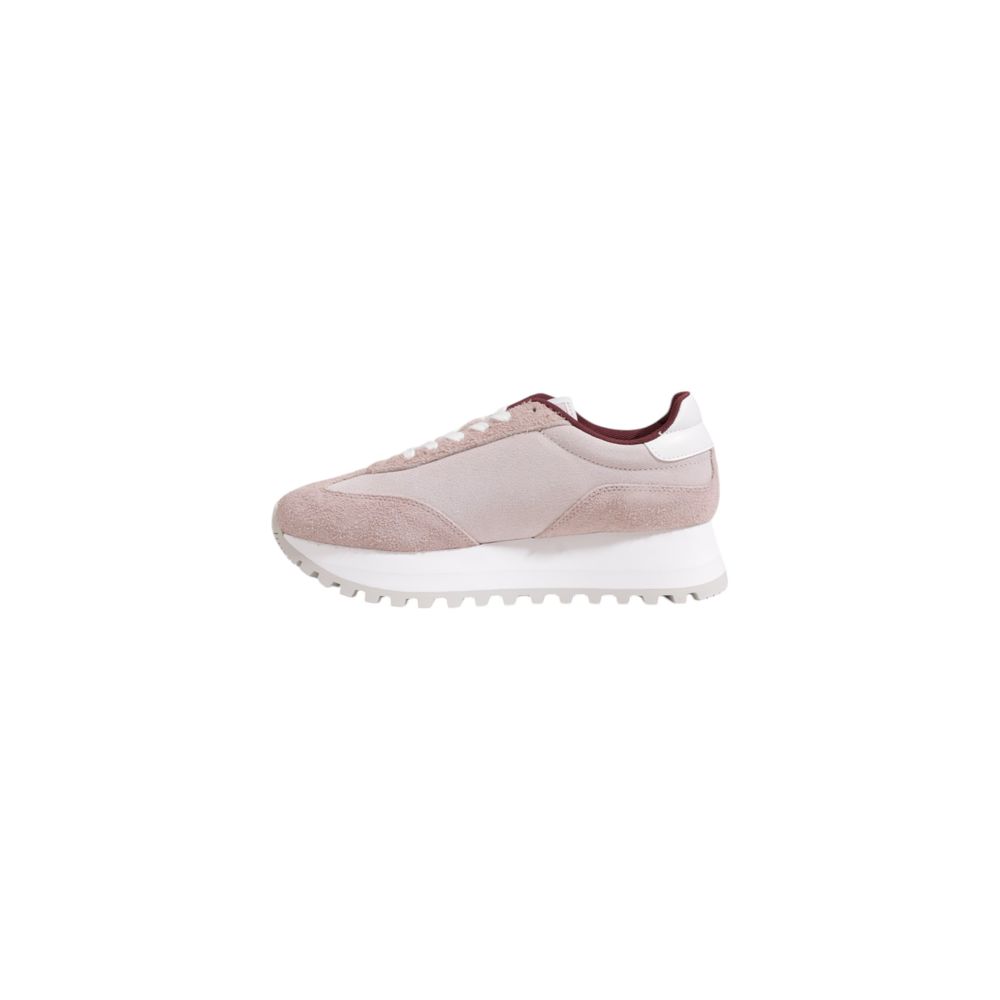 Purple Leather SneakerThe Calvin Klein RUNNER LACEUP ML YW0YW01574 women’s sneakers are the perfect blend of style and comfort. Made from 100% leather, these shoes provide a soft fit and long-lasting durability. The elegant design is enhanced by distincti