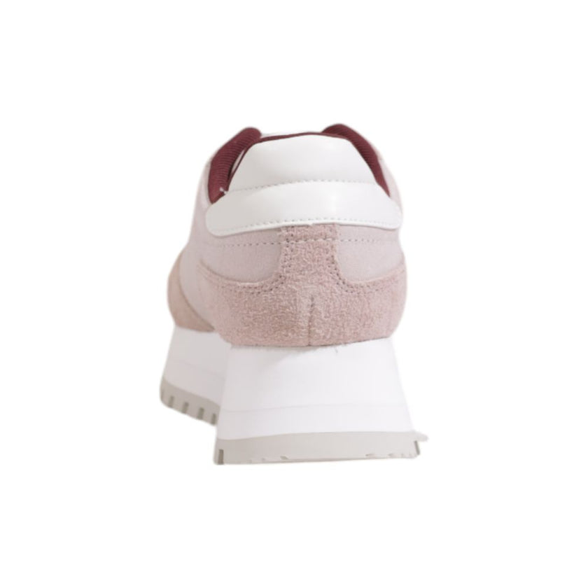 Purple Leather SneakerThe Calvin Klein RUNNER LACEUP ML YW0YW01574 women’s sneakers are the perfect blend of style and comfort. Made from 100% leather, these shoes provide a soft fit and long-lasting durability. The elegant design is enhanced by distincti