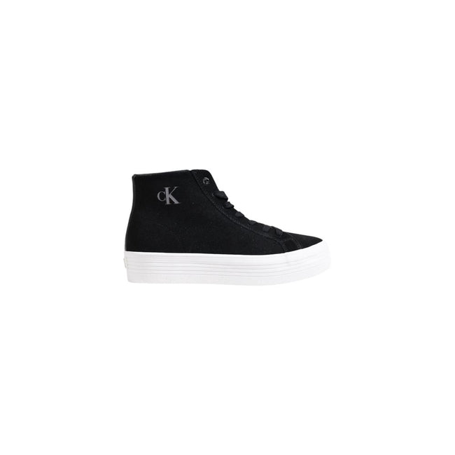 Black Suede Leather SneakerThe Calvin Klein Jeans VULC FLATFORM LACEUP YW0YW01584 women’s sneakers combine contemporary style with exceptional comfort. Crafted entirely from high-quality suede leather, these sneakers feature a mid-top silhouette and a vul