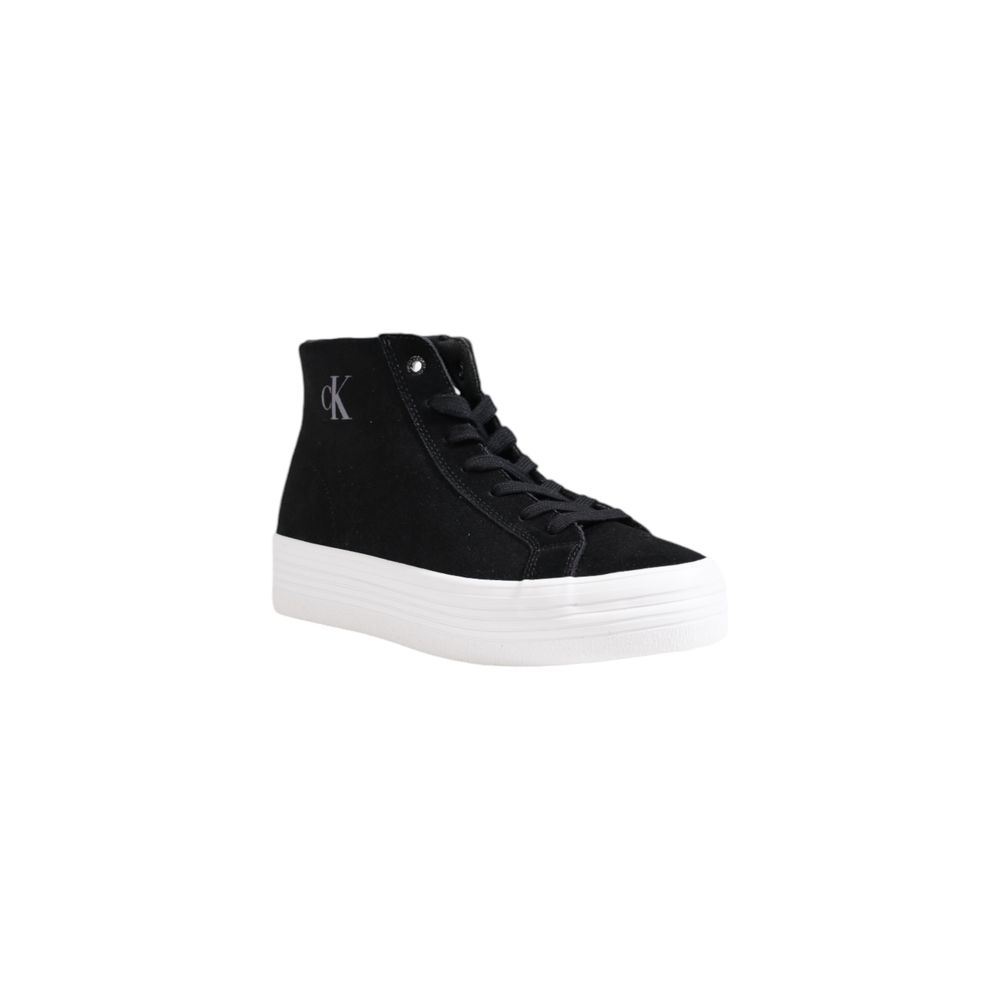 Black Suede Leather SneakerThe Calvin Klein Jeans VULC FLATFORM LACEUP YW0YW01584 women’s sneakers combine contemporary style with exceptional comfort. Crafted entirely from high-quality suede leather, these sneakers feature a mid-top silhouette and a vul