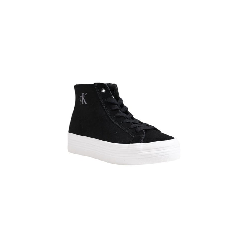 Black Suede Leather SneakerThe Calvin Klein Jeans VULC FLATFORM LACEUP YW0YW01584 women’s sneakers combine contemporary style with exceptional comfort. Crafted entirely from high-quality suede leather, these sneakers feature a mid-top silhouette and a vul