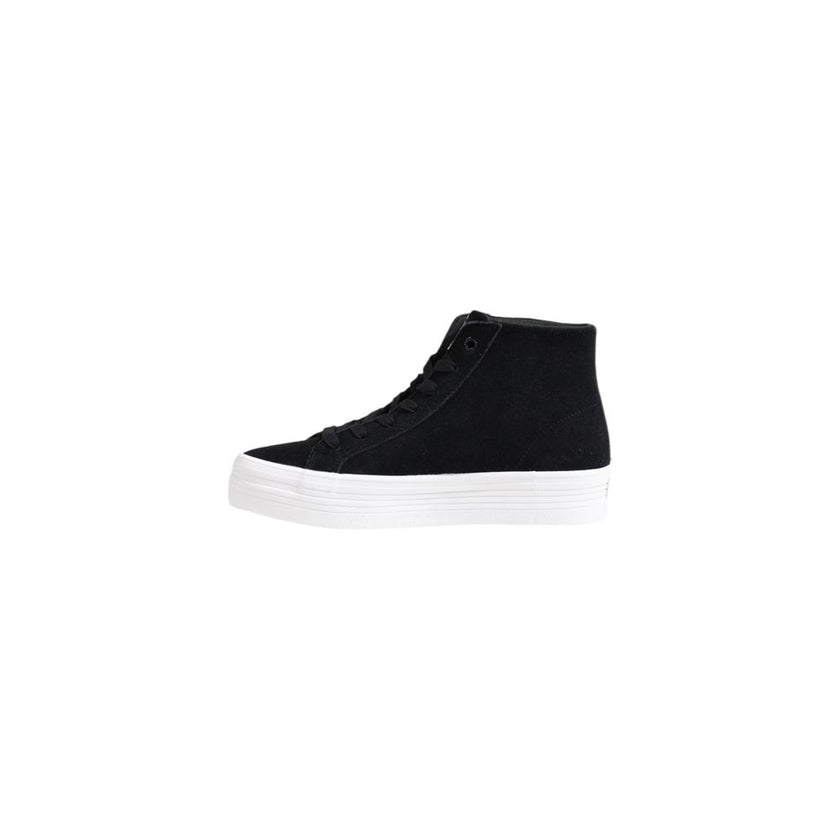 Black Suede Leather SneakerThe Calvin Klein Jeans VULC FLATFORM LACEUP YW0YW01584 women’s sneakers combine contemporary style with exceptional comfort. Crafted entirely from high-quality suede leather, these sneakers feature a mid-top silhouette and a vul