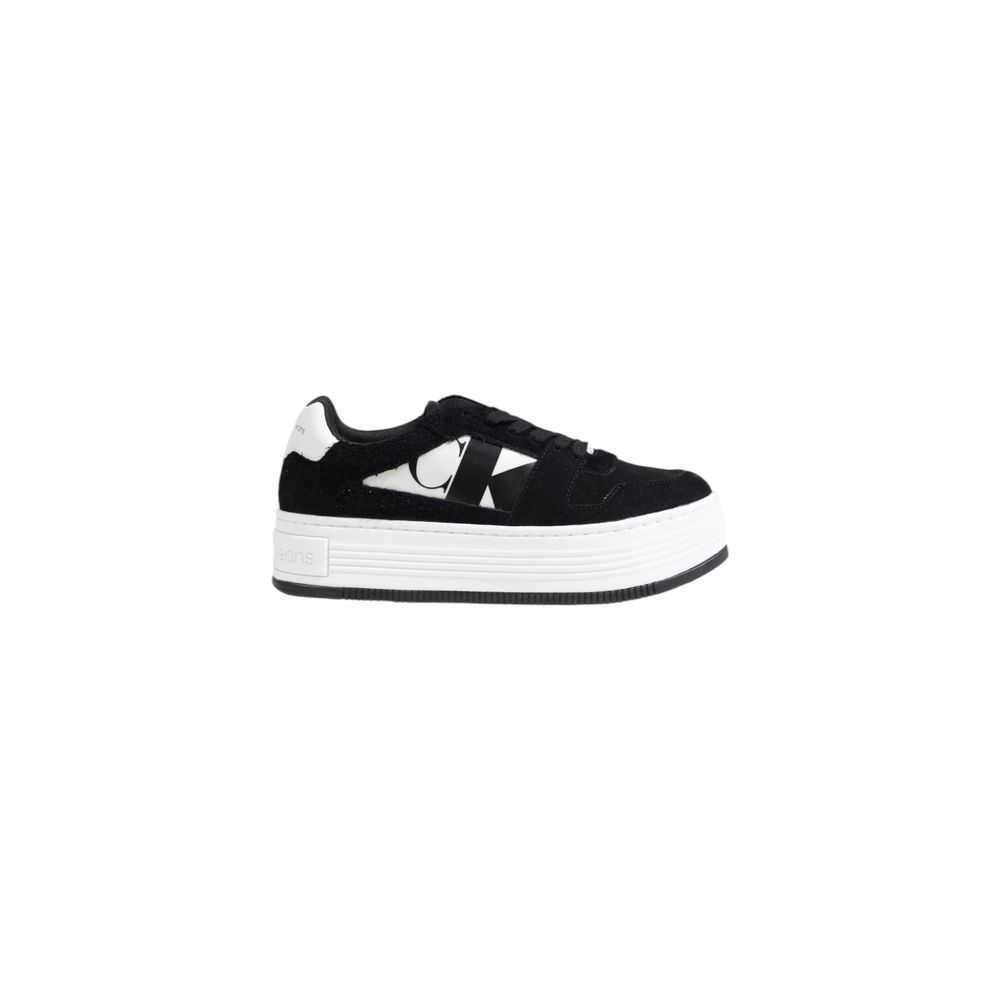 Black Leather Platform SneakersThe Calvin Klein BOLD PLATF LOW MIX YW0YW01604 women’s sneakers are the perfect blend of style and comfort. Made from 100% leather, these shoes feature a modern and appealing design, ideal for those who want a touch of elega