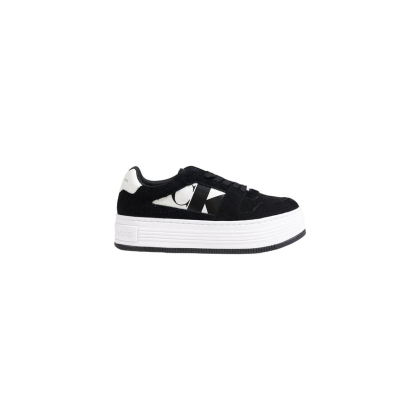 Black Leather Platform SneakersThe Calvin Klein BOLD PLATF LOW MIX YW0YW01604 women’s sneakers are the perfect blend of style and comfort. Made from 100% leather, these shoes feature a modern and appealing design, ideal for those who want a touch of elega