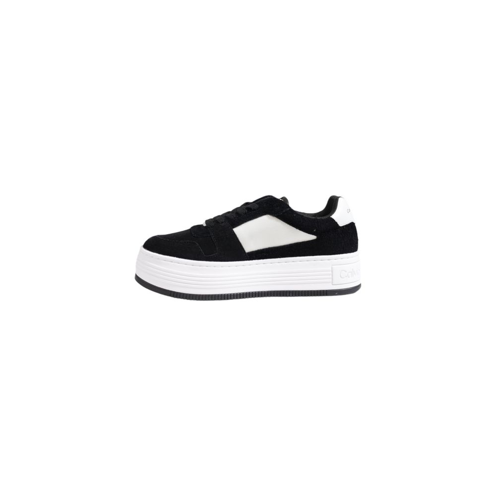 Black Leather Platform SneakersThe Calvin Klein BOLD PLATF LOW MIX YW0YW01604 women’s sneakers are the perfect blend of style and comfort. Made from 100% leather, these shoes feature a modern and appealing design, ideal for those who want a touch of elega