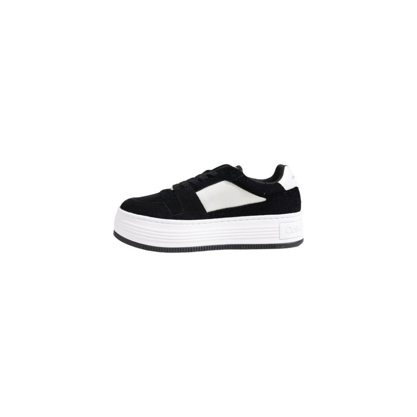 Black Leather Platform SneakersThe Calvin Klein BOLD PLATF LOW MIX YW0YW01604 women’s sneakers are the perfect blend of style and comfort. Made from 100% leather, these shoes feature a modern and appealing design, ideal for those who want a touch of elega