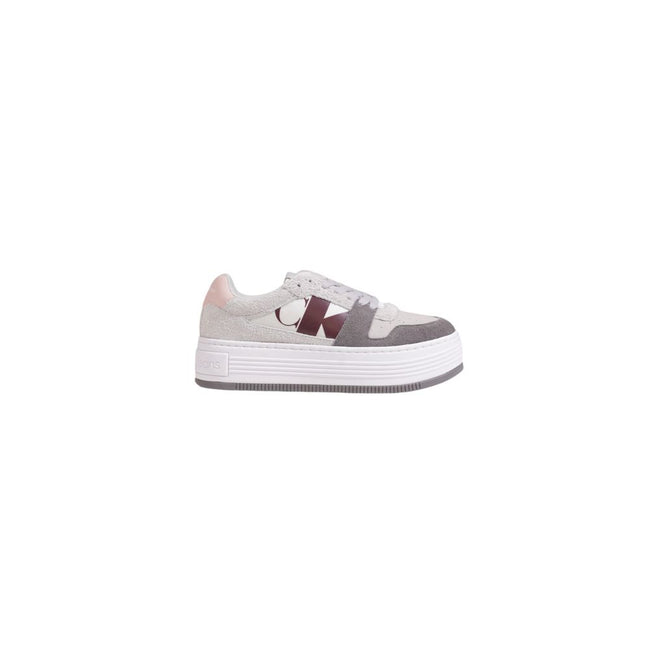 Gray Leather SneakerThe Calvin Klein BOLD PLATF LOW MIX YW0YW01604 women’s sneakers are the perfect blend of style and comfort. Made from 100% leather, these shoes feature a modern and appealing design, ideal for those who want a touch of elegance in thei
