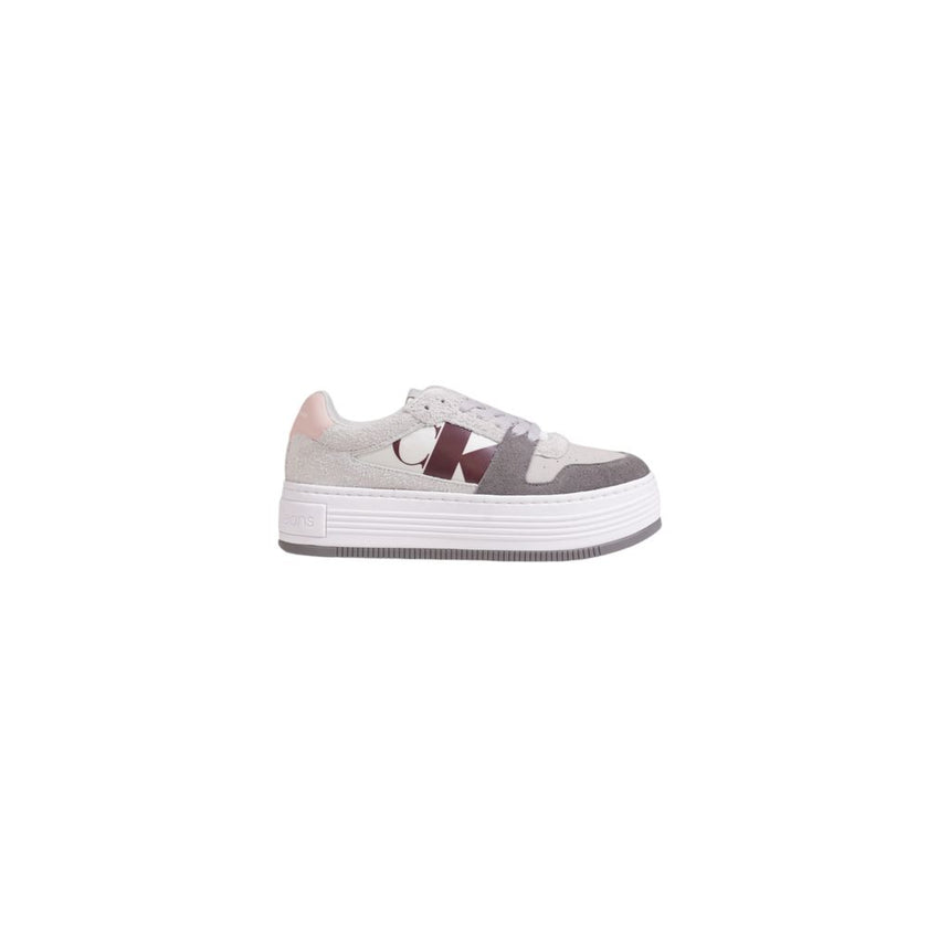Gray Leather SneakerThe Calvin Klein BOLD PLATF LOW MIX YW0YW01604 women’s sneakers are the perfect blend of style and comfort. Made from 100% leather, these shoes feature a modern and appealing design, ideal for those who want a touch of elegance in thei